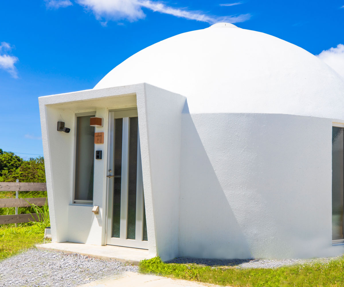 Uruma Dome 沖縄うるま市のドーム型宿泊施設 モンゴル遊牧民の ゲル を彷彿とさせる独立したドーム型の部屋 目の前に広がる うるま ブルー の海 プライベートルームの概念を超えたおもてなし